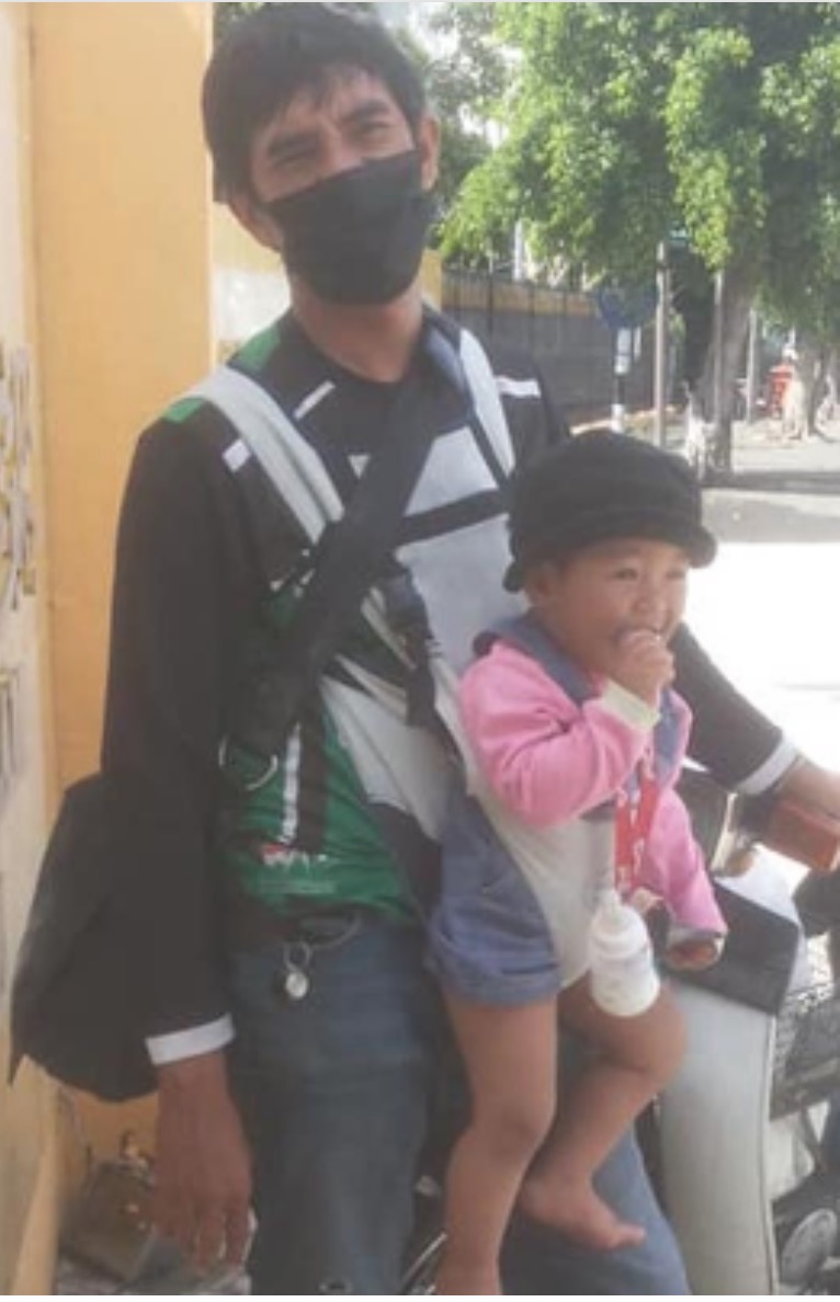 nangtime.com - Nak Kerja Tak Boleh Sebab Isteri Di Penjara, Sambil Gendong Anak Kecil, Bapa Muda Cuba Mohon Bantuan