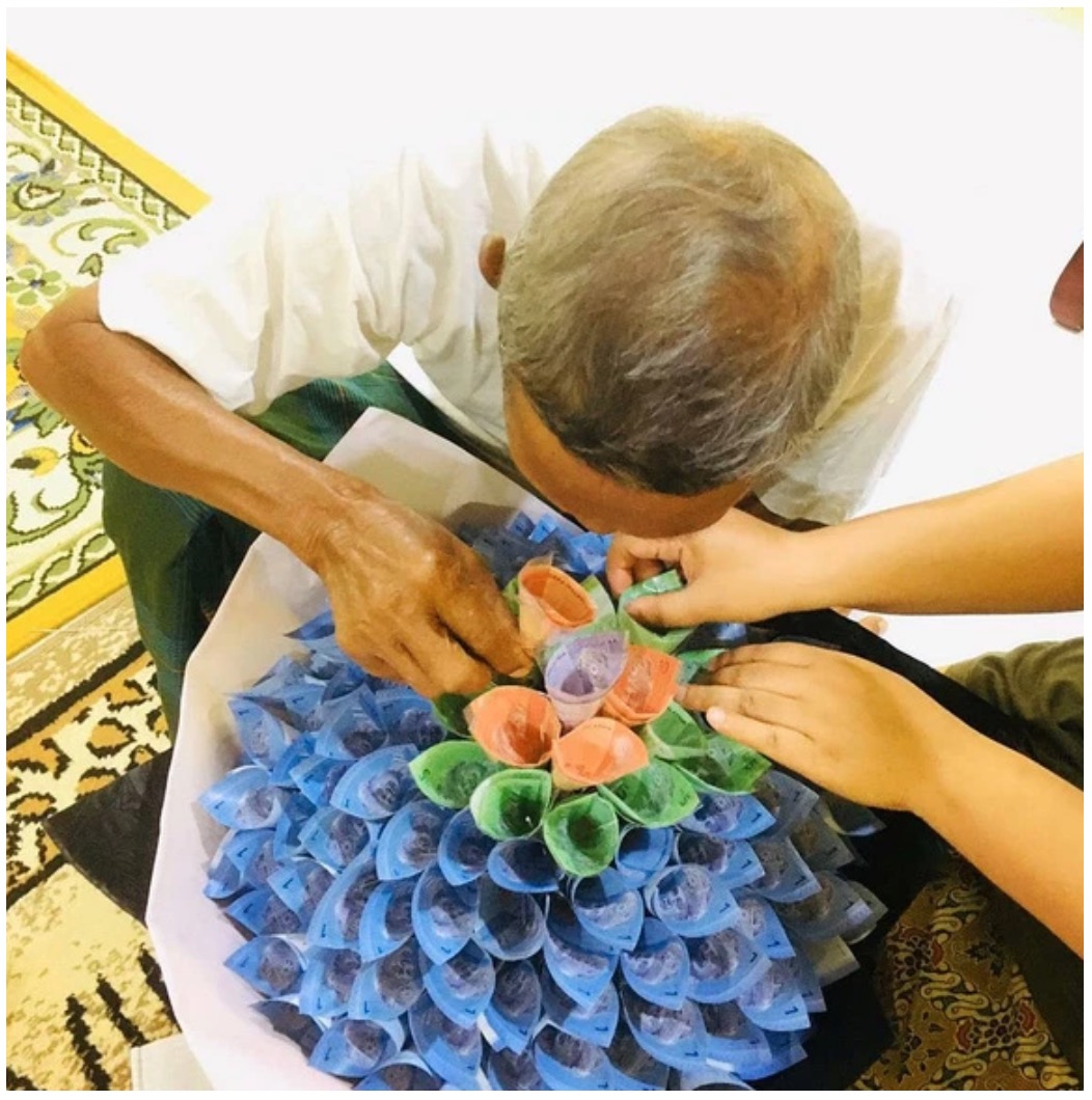 nangtime.com - “Ini untuk ayah” – Bapa Tolong Anak Hias ‘Bunga Duit’ Tanpa Menyedari Itu Adalah Untuk Dia