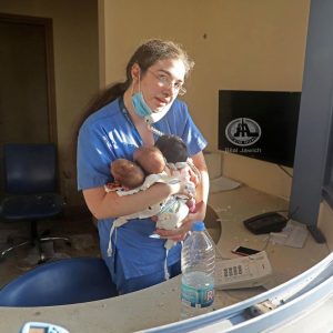 nangtime.com -  Jururawat Ditemui Mendakap 3 Bayi Baru Lahir Dan Terselamat Dalam Tragedi Beirut