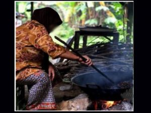 nangtime.com - Cucu Balik Kampung, Komplen Lantai Dapur Jijik, Nenek Pula Dibiar Terkial Seorang Diri Di Dapur