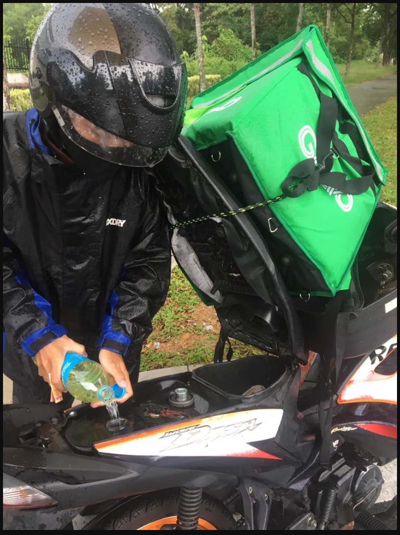 nangtime.com - Terserempak Abang GrabFood Tolak Motor Dalam Hujan Kerana Kehabisan Minyak, Wanita Simpati Dan Tolong Belikan Petrol