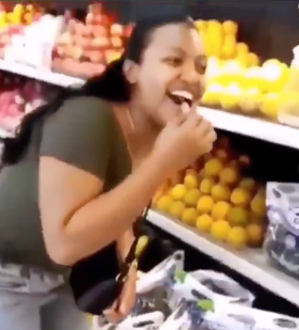 nangtime.com - “Kau ingat kelakar!” - Wanita Menggigit Buah-buahan Di Pasaraya Dan Meletakkannya Semua Sambil Bergelak Ketawa