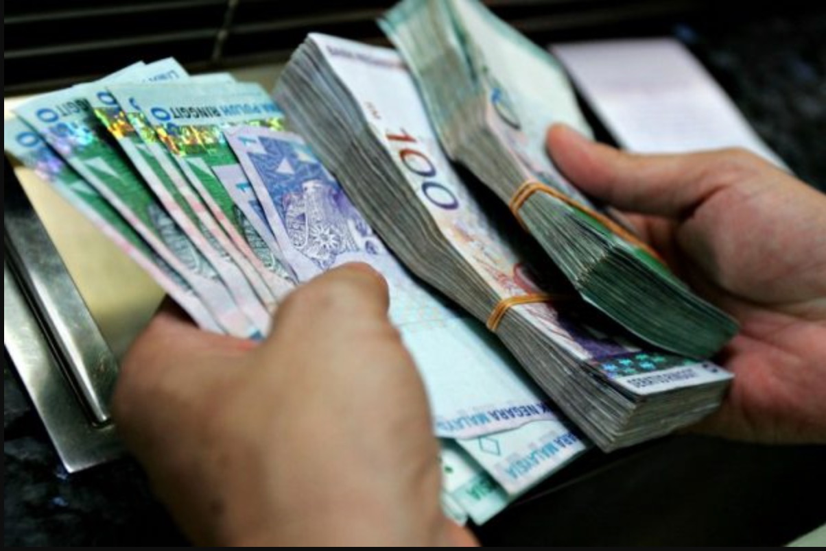 nangtime.com - Suami Isteri Belanja Sakan Selepas Duit RM200K Lebih Tersalah Masuk Ke Akaun Bank Isteri