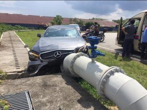 nangtime.com - Keterujaan Lelaki Test Drive Mercedes Bertukar Jadi Malang Apabila Terbabas Merempuh Paip Air