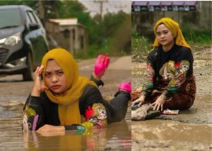 nangtime.com - Bengang Jalan Kampung Rosak Lama Tak Dibaiki, Wanita Protes Mandi Dan Cuci Baju Guna Air Lopak