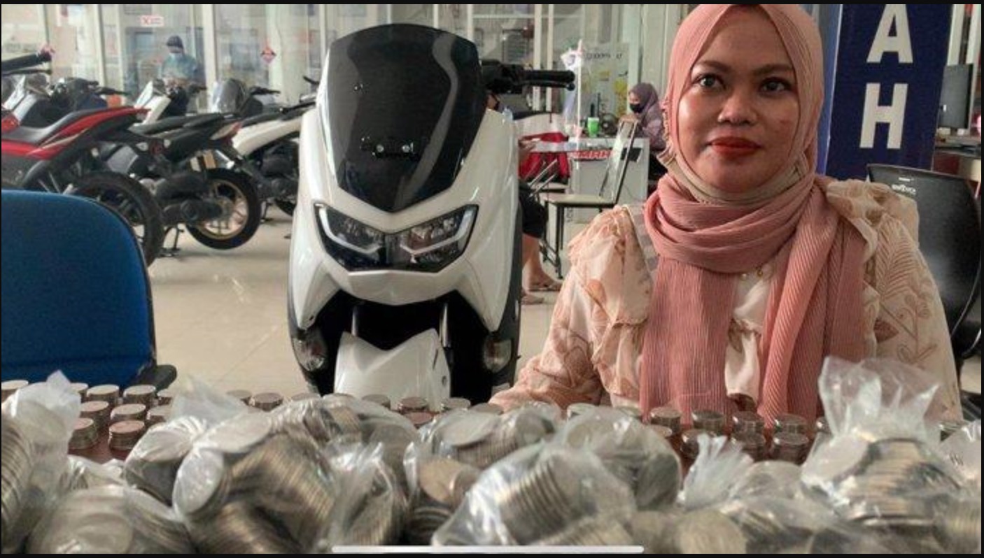 Suami Isteri Beli Motosikal Yamaha Berharga RM8742, Bayar Dengan 31 Beg Plastik Berisi Duit Syiling