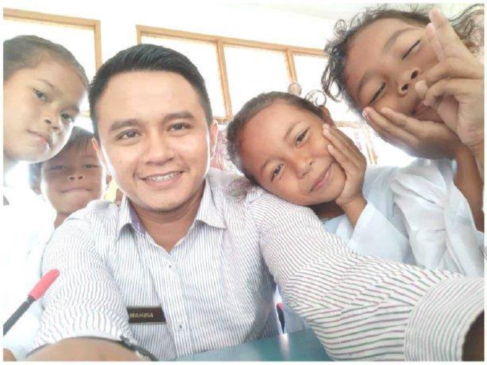 nangtime.com - Tiada Sekelumit Perasaan Geli, Cikgu Selamba Bersihkan Kutu Rambut Dan Potong Kuku Anak-anak Murid Orang Asli