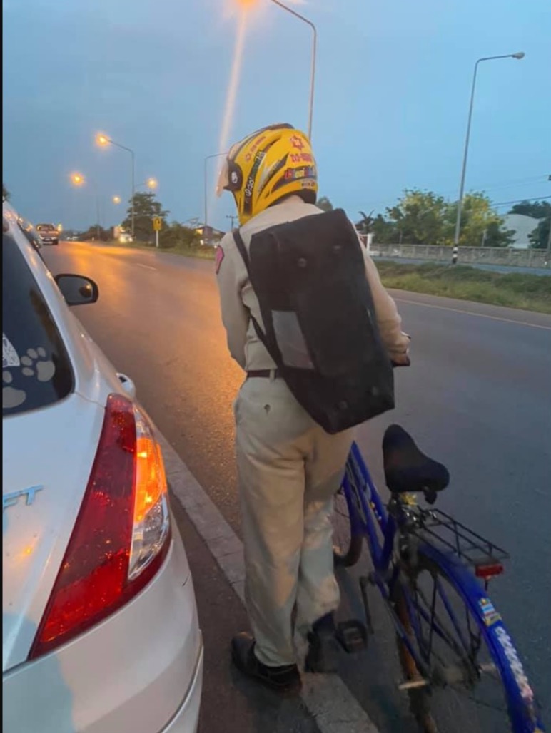 Pakcik Tua Diberhentikan Kerja Pengawal Keselamatan, Terpaksa Kayuh Basikal Beratus Kilometer Untuk Pulang Ke Kampung Halaman