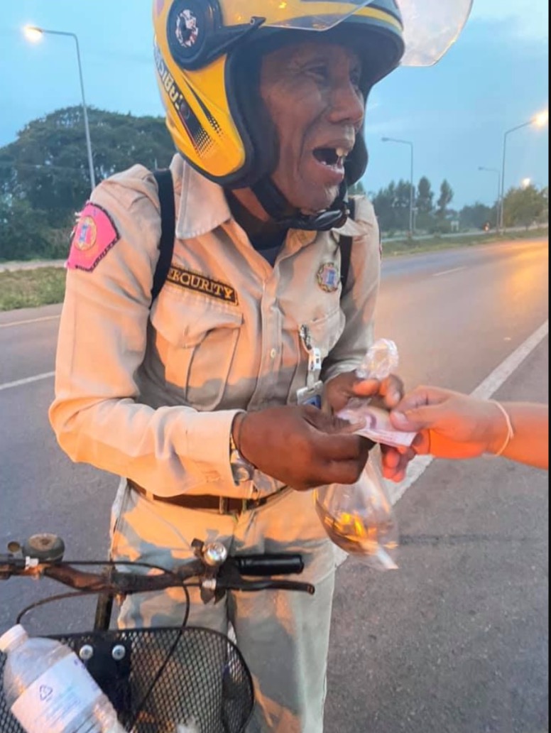 Pakcik Tua Diberhentikan Kerja Pengawal Keselamatan, Terpaksa Kayuh Basikal Beratus Kilometer Untuk Pulang Ke Kampung Halaman
