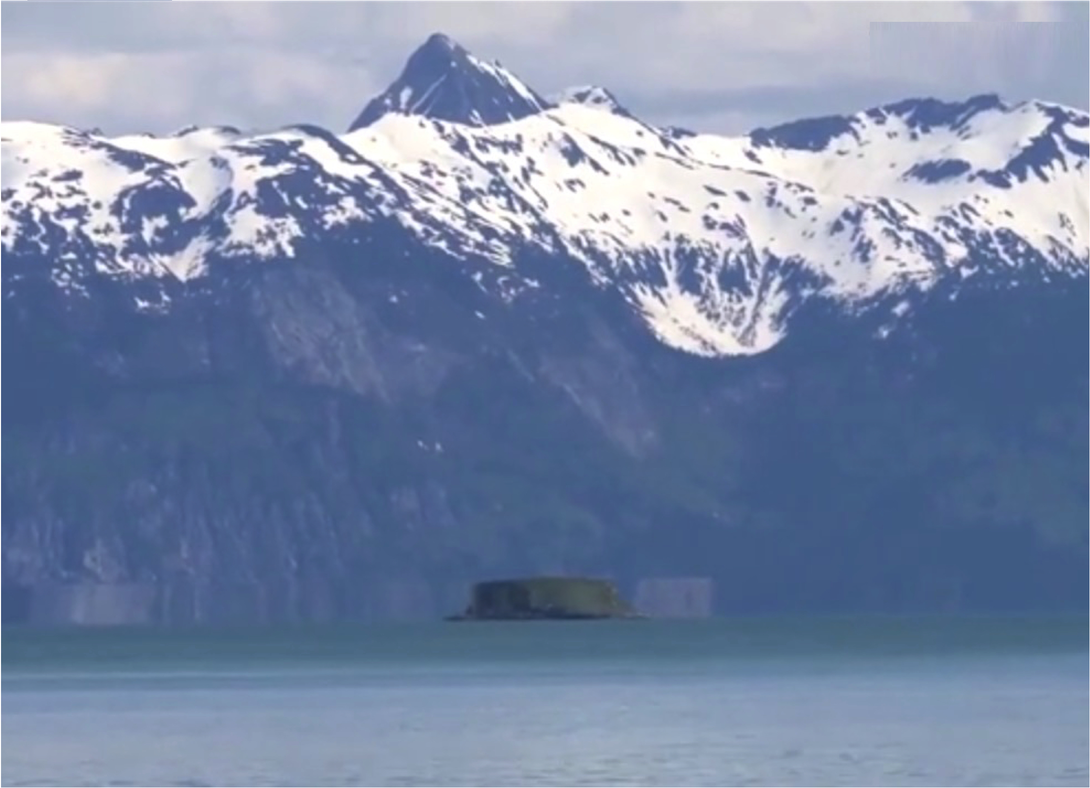 'Piring Terbang Gergasi' Muncul Di Alaska Dan Dilihat Seakan Bergerak Atas Air