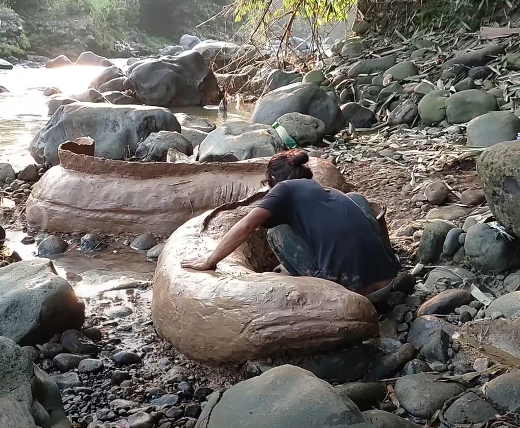 Orang Ramai Terkejut Dengan Penemuan Seekor 'Belut Raksasa' Di Anak Sungai 