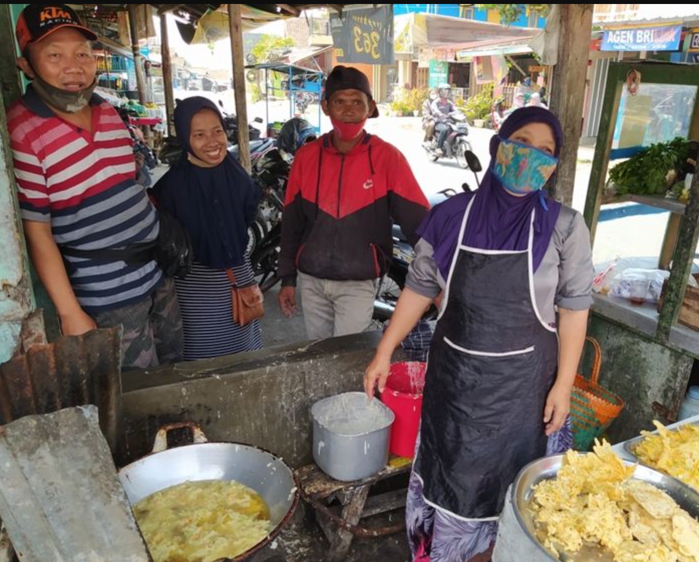Tak Perlu Senduk, Peniaga Wanita Selamba Guna Tangan Celup Minyak Panas Ketika Menggoreng Makanan - nangtime.com