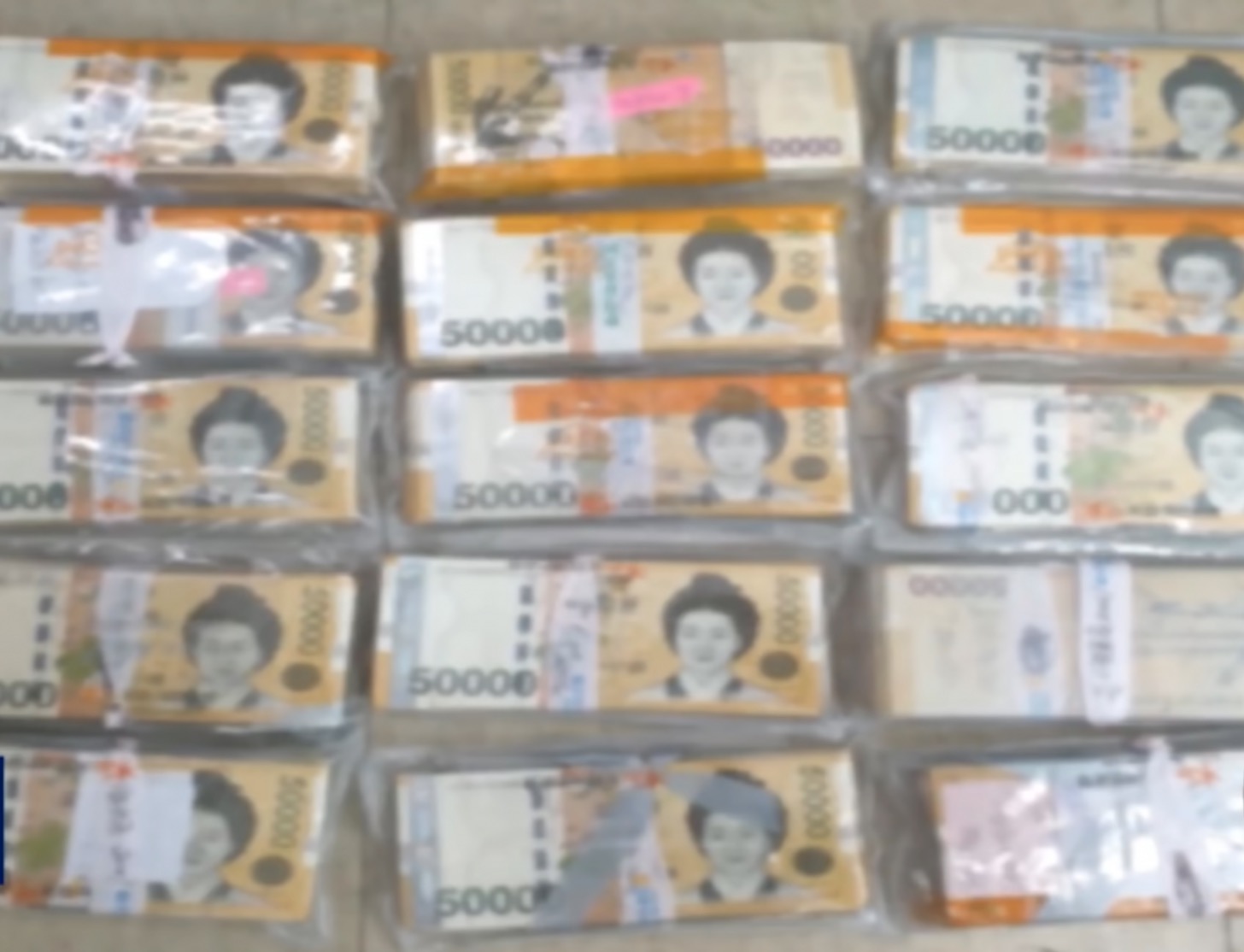 Lelaki Membeli Peti Sejuk Terpakai, Terkejut Menemui Duit Berjumlah Melebihi RM400 Ribu Tersembunyi Di Bahagian Bawahnya - nangtime.com