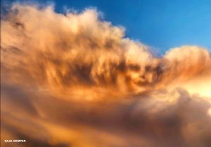 Awan Menggerunkan Kelihatan Muncul Di Langit Sebelum Matahari Terbenam - nangtme.com