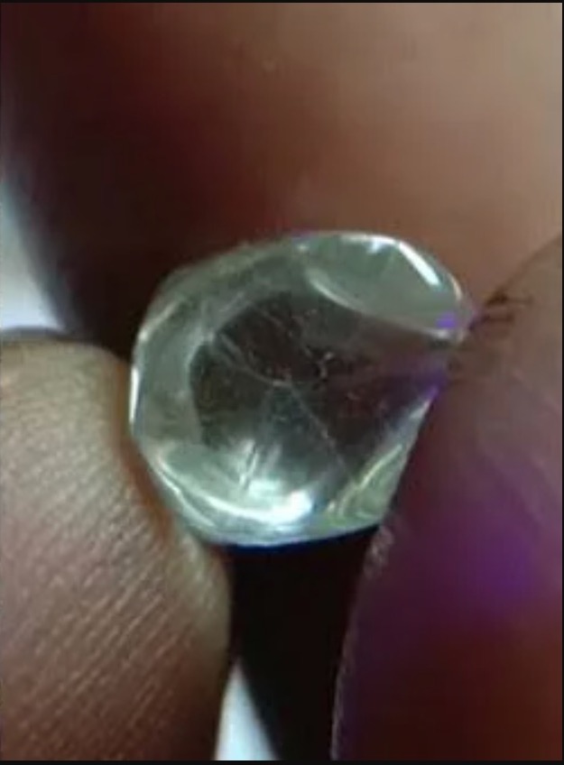 Nilai Cecah RM111,560, Wanita Menemui Batu Berlian Ketika Keluar Cari Kayu Api - nangtime.com
