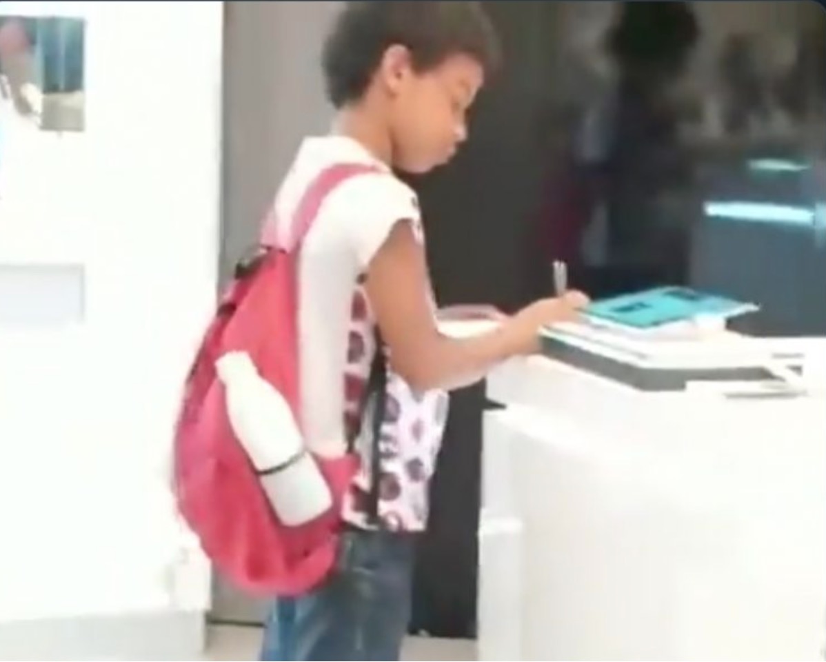 Budak 10 Tahun Pergi Ke Kedai Elektronik Di Mall Setiap Hari Untuk ‘Pinjam’ Display Tablet Bagi Siapkan Homework - nangtime.com
