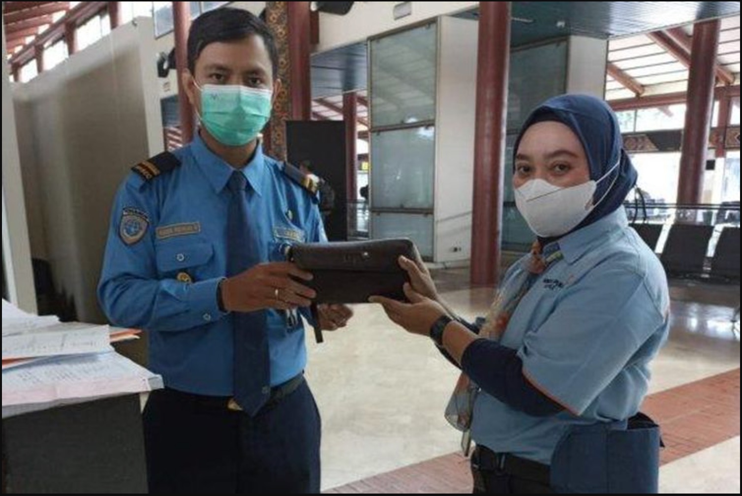 Jumpa Cek Bernilai Lebih RM10 Juta Dalam Dompet Tercicir Di Airport, Wanita Ini Dapat Ganjaran Besar - nangtime.com